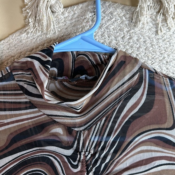 Brown swirl sheer long sleeve turtleneck scrunched crop top - Picture 3 of 8
